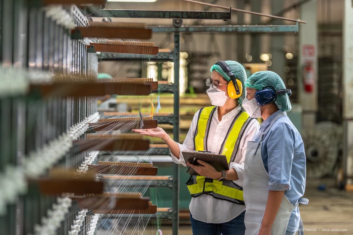 Коррекция зрения у работниц текстильной и швейной промышленности приносит миллиарды долларов странам с низким уровнем дохода