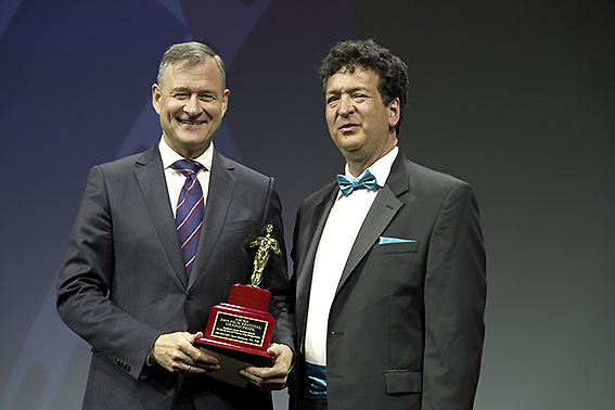 Присуждение высшей награды ASCRS профессору МНТК «Микрохирургия глаза» Б.Э. Малюгину